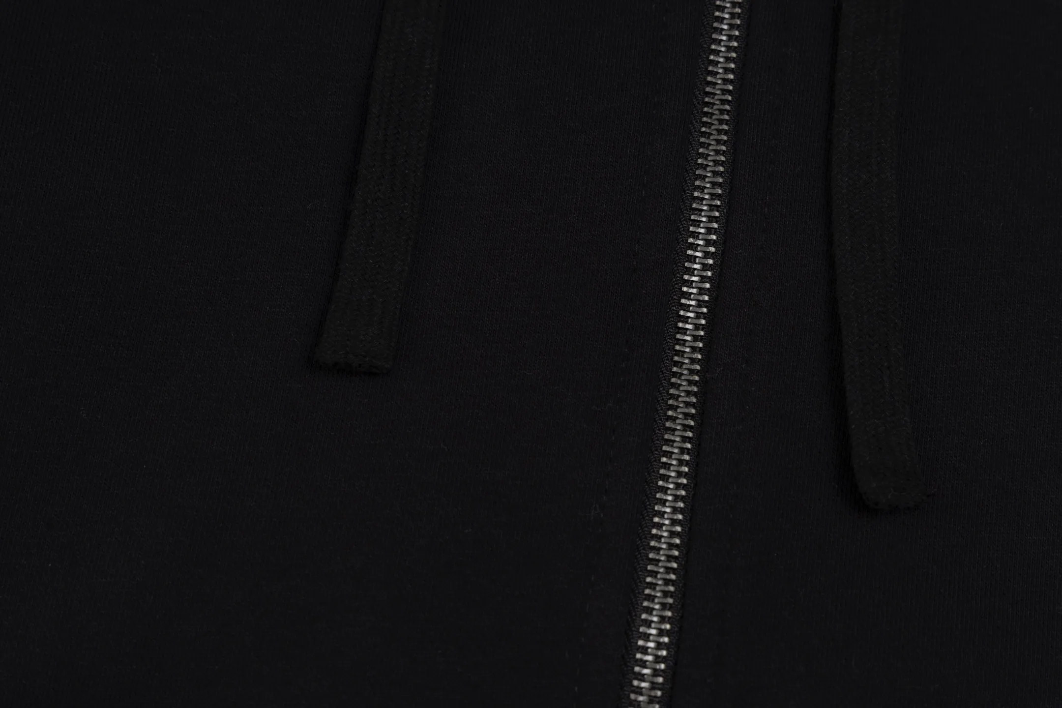 P480 Exclusive supply] CH Crow Heart New York City Limited Hooded Jacket The fabric is made of high-quality 42-count 380g pure cotton fabric, bringing a comfortable wearing experience. The sweatshirt is designed to be the same for men and women, in classic black color with the brand's iconic elements. The specially customized cross antique silver zipper pull shows the brand's luxurious details, and the zipper is smooth and durable. The imported ink printing process ensures three-dimensional and full patterns and long-lasting colors. As a city-limited element, the horseshoe print shows a unique New York style. The body is exquisitely tailored, and the hood design is practical and fashionable. The cuffs and hem are elasticated to improve warmth and stiffness. yb's customization process ensures that each sweater meets perfect shipping standards, and everything from fabric selection to finished product production is strictly controlled. This sweatshirt not only retains Chrome Hearts' consistent street luxury style, but also incorporates city-limited features. It is a boutique item with both collection value and daily wear. Size:S/M/L